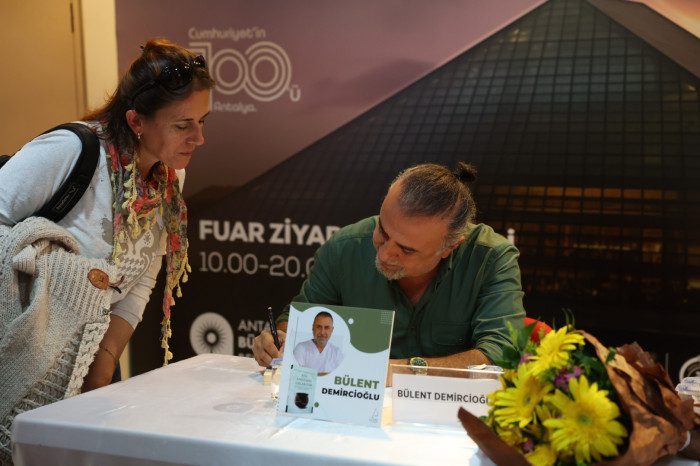 13. Antalya Kitap Fuarı’na yoğun ilgi