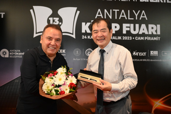 13. Antalya Kitap Fuarı’na yoğun ilgi