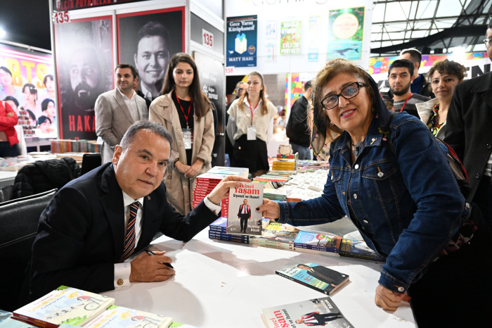 13. Antalya Kitap Fuarı’nda yazarlar okurlarıyla buluşuyor
