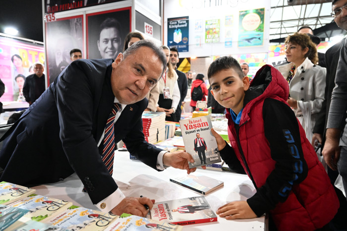 13. Antalya Kitap Fuarı’nda yazarlar okurlarıyla buluşuyor