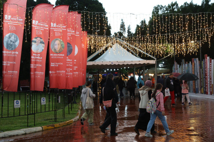 13. Antalya Kitap Fuarı’nda yazarlar okurlarıyla buluşuyor