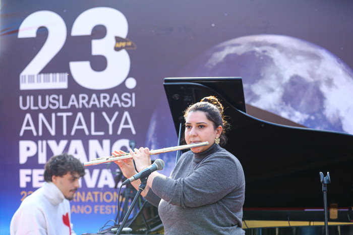 Saat Kulesi ve Cam Piramit'te piyano şöleni