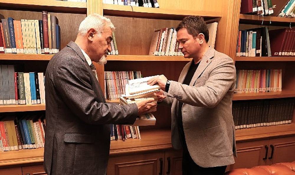 &Ccedil;GD Bursa Şubesi Osmangazi'ye Uğur Mumcu Kitaplarını Bağışladı