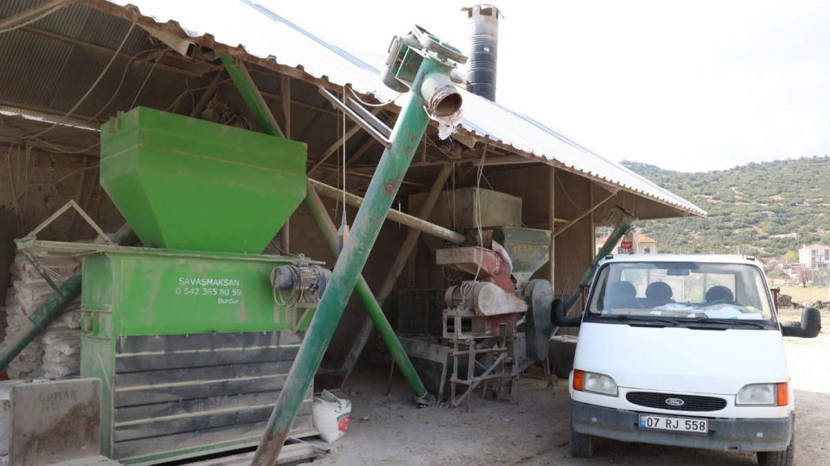 Antalya B&uuml;y&uuml;kşehir&rsquo;den Korkuteli&rsquo;nde &uuml;reticilere yem ezme makinesi desteği
