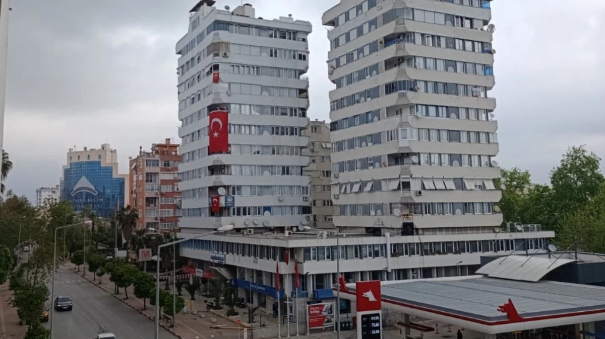 Antalya&rsquo;da 23 Nisan coşkusu: Balkona dev T&uuml;rk bayrağı