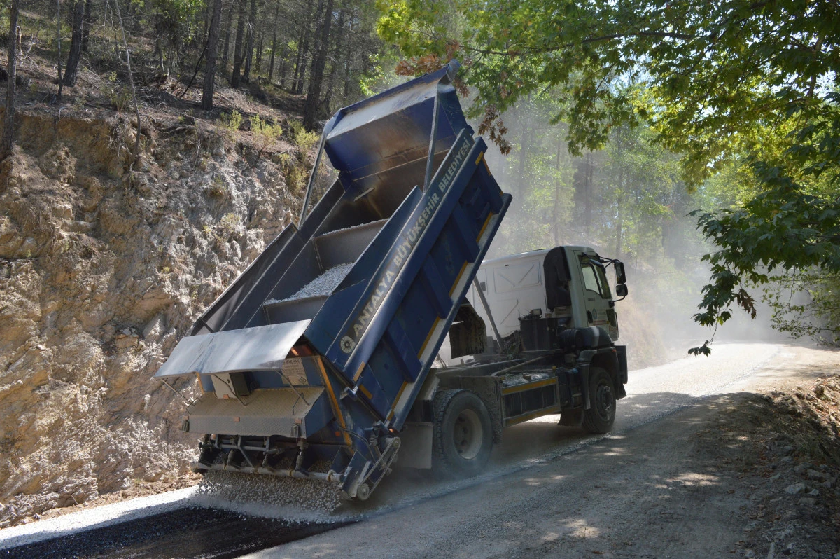 Antalya'da 40 yıllık asfalt özlemi sona erdi