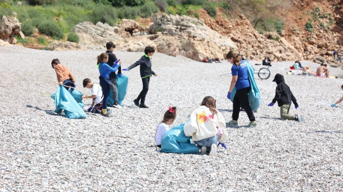 Antalya&rsquo;da deniz alarmı: dalgı&ccedil;lar dipten şok eden atıkları &ccedil;ıkardı