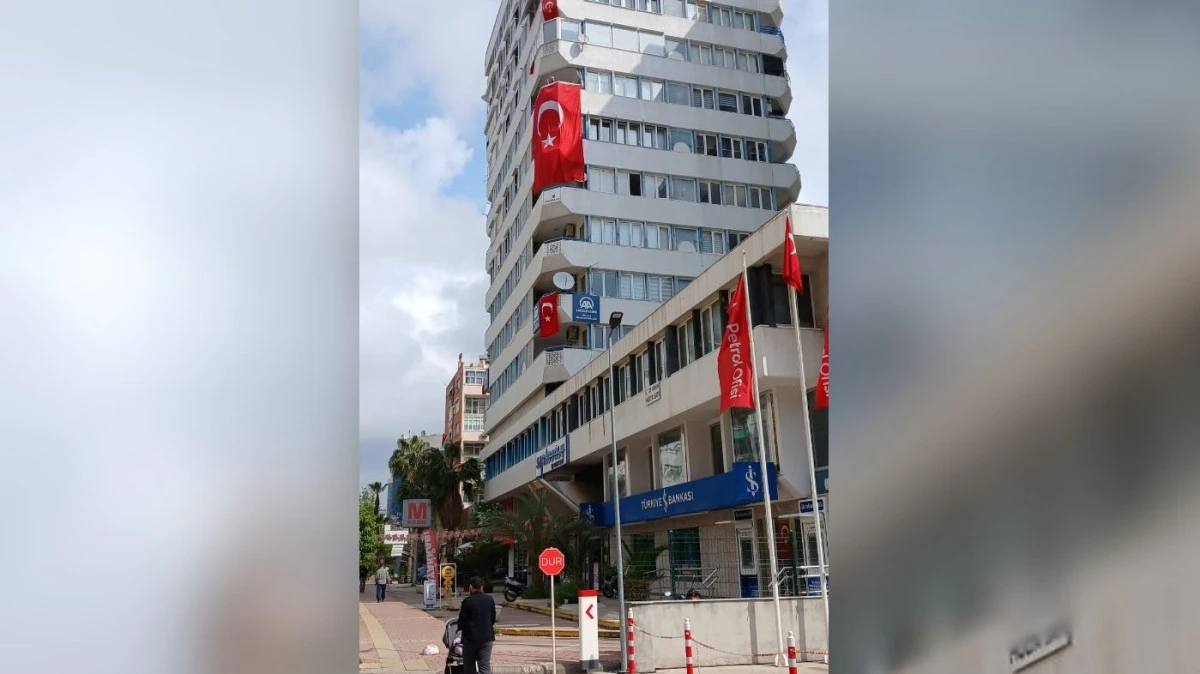 Bir Fevzi D&uuml;ndar klasiği: Dev bayrağı yine astı