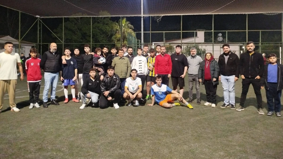 İyi Parti Kemer, gen&ccedil;leri futbolda buluşturdu: Dostluk kazandı