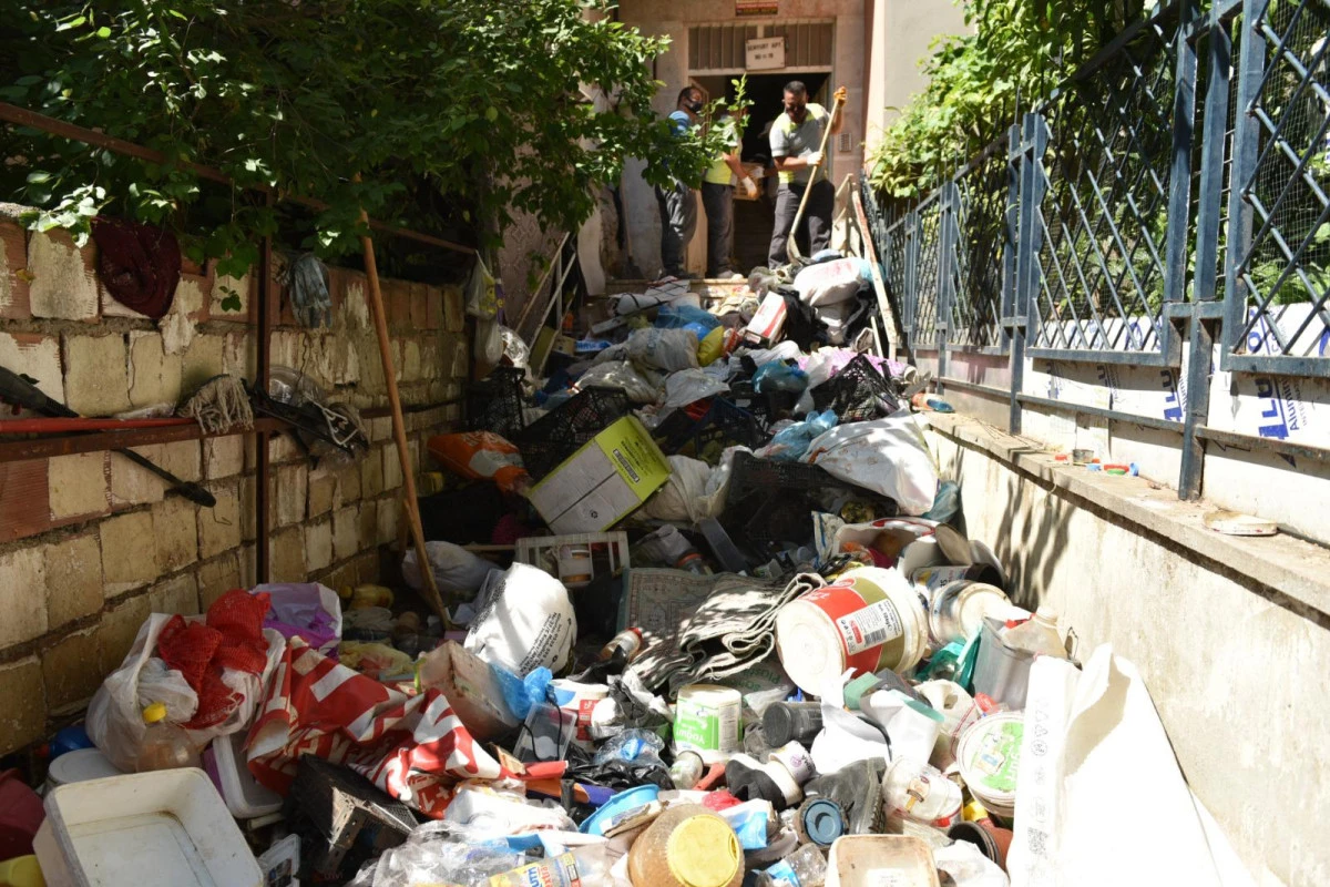 Kepez’de çöp apartman operasyonu: 20 kamyon çöp tahliye edildi