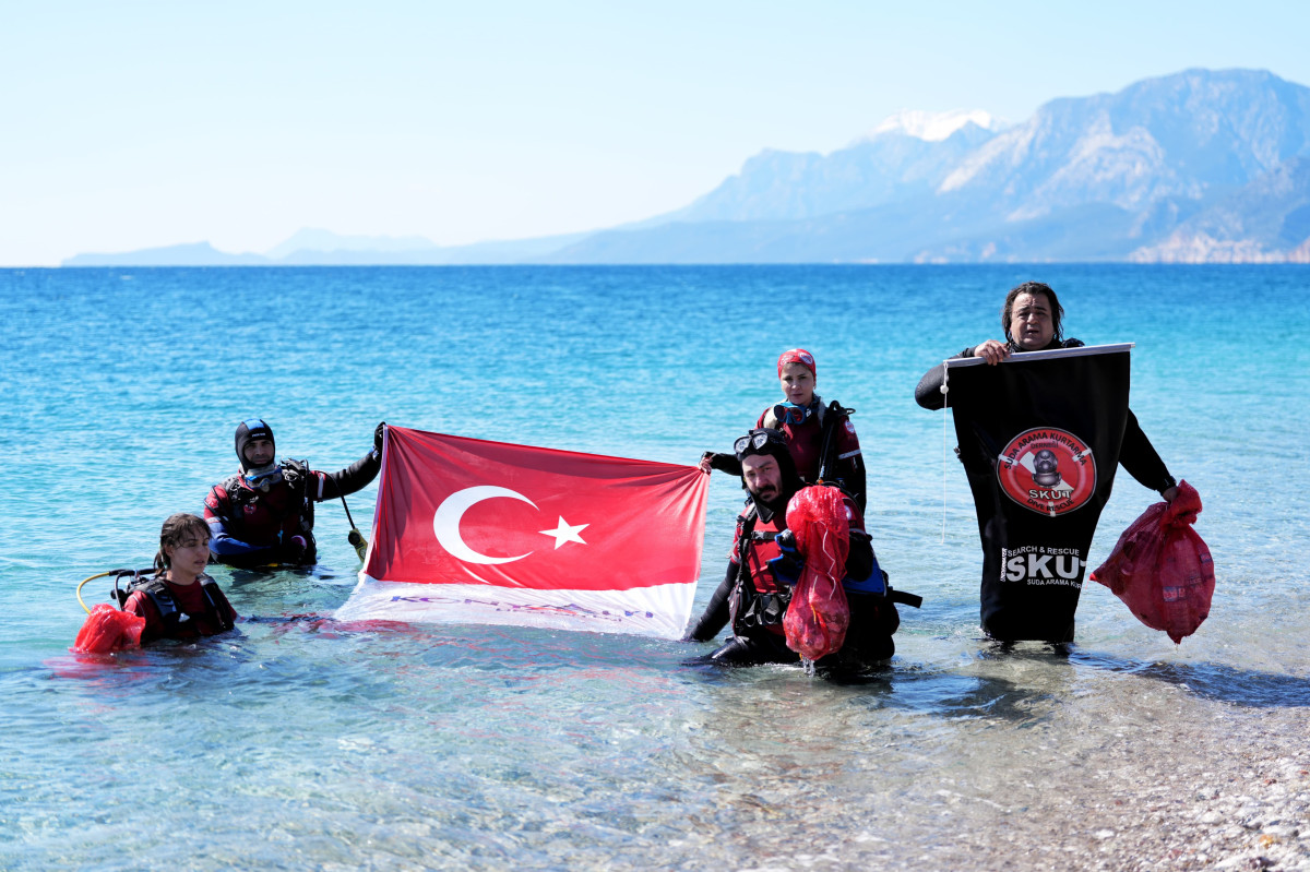 Konyaaltı sahilini ve denizi temizlediler