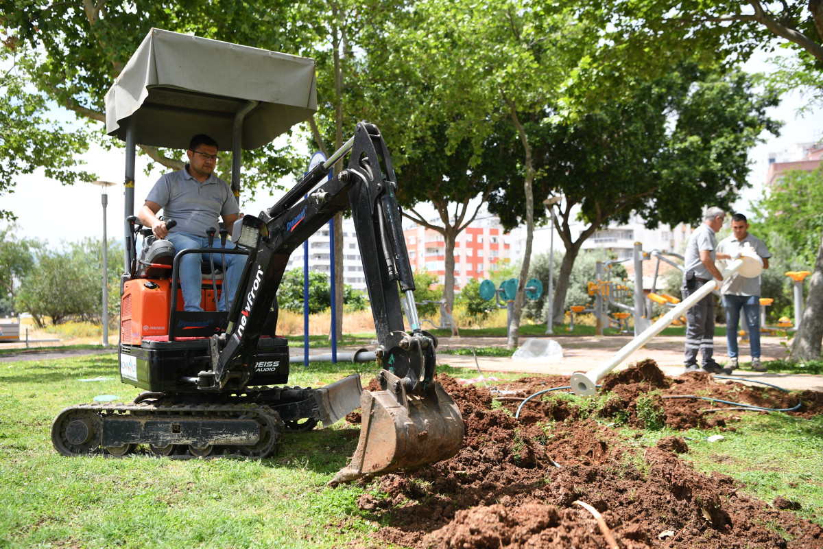 Konyaaltı’nda parklar aydınlanmaya başladı