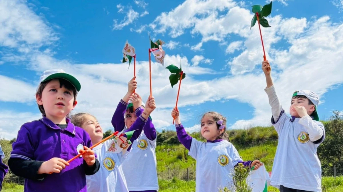 Minik ellerden doğaya can: Antalya&rsquo;da anlamlı fidan dikim etkinliği