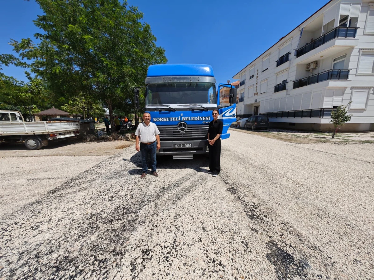 Yenimahalle’de yıpranan yol kalıcı asfaltla yenilendi